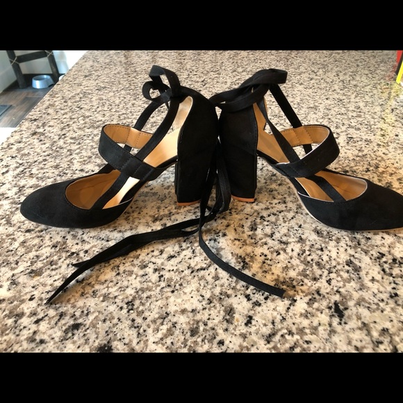 Black heels - Picture 2 of 3